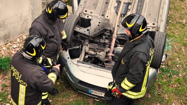 Paura a Fontanelle di San Leo: auto indietreggia e si ribalta nel giardino di una casa