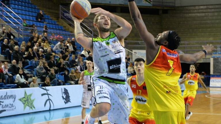 Basket B, Faenza conferma l'ala Marco Petrucci