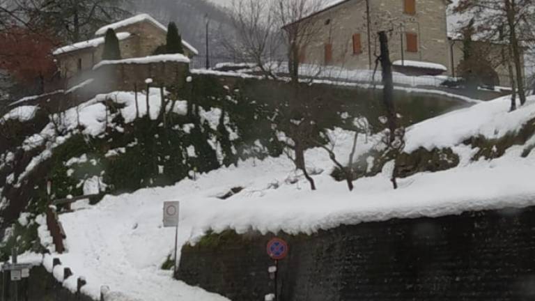 Bagno di Romagna, gli spalaneve non liberano lo stradello di 2 km: famiglia isolata