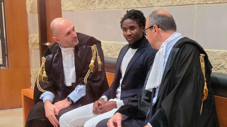 Louis Dassilva e i suoi legali oggi in aula (foto Migliorini)