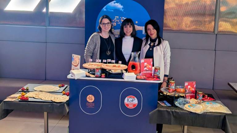 Da sinistra Valentina Bonfè, Lucia Fidelio (Consorzio di tutela arancia rossa di Sicilia igp), Manuela Brancatisano