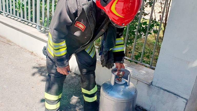 Rimini, si chiude in camera da letto e apre una bombola di gpl: allarme nel condominio, intervengono Polizia e Vigili del Fuoco - Gallery