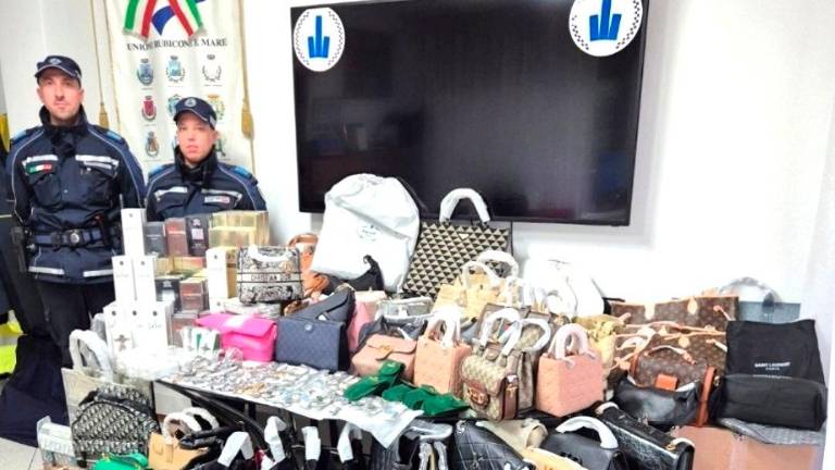 Savignano sul Rubicone, un bazar di marche di lusso contraffatte in casa: scatta la denuncia