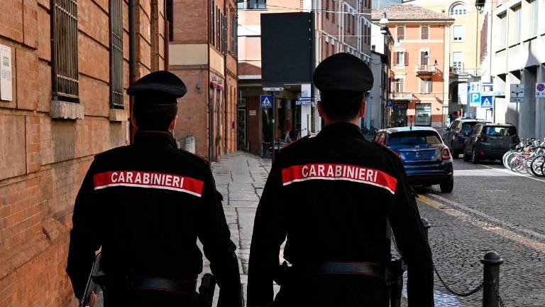 Forlì, perseguita l’ex compagna nonostante i divieti: arresti domiciliari e braccialetto elettronico per un ventenne