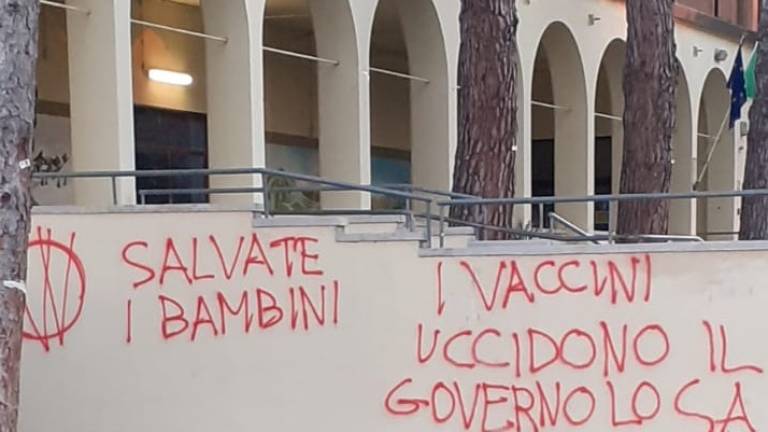 Forlì, i no vax imbrattano i muri della scuola Pio Squadrani ai Romiti