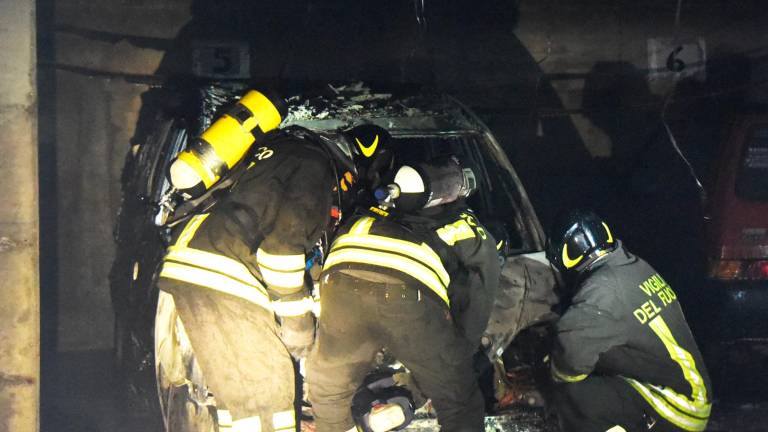 Rimini. Incendio devasta un’auto dentro al garage di un condominio
