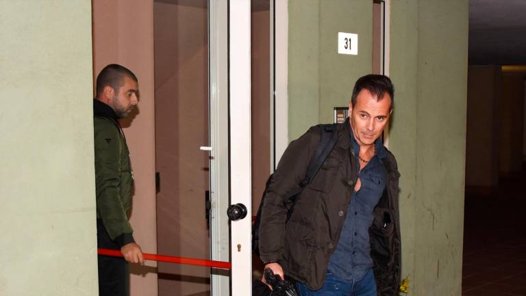 Delitto di Pierina a Rimini, la vicina tornata a casa dopo essere stata sentita per sei ore in Questura. Sequestrati gli abiti del marito