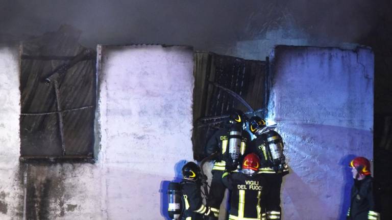 Rimini, incendio nella notte in una attrezzaia in via Popilia a Viserba VIDEO GALLERY