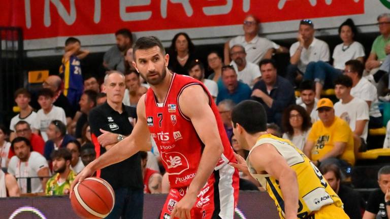 Il capitano biancorosso Giovanni Tomassini marcato da Eugenio Rota durante garadue della semifinale play-off a Cividale foto diego petrussi