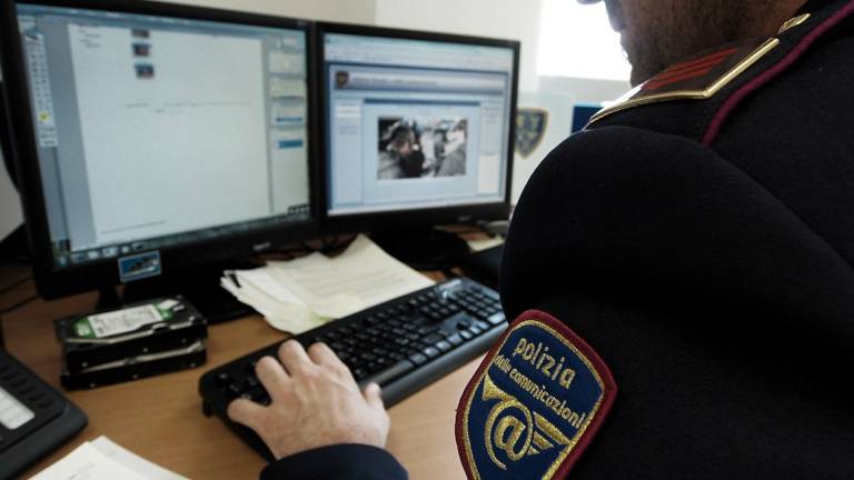 Rimini, pedopornografia: agente di polizia locale in manette. Aveva 220mila immagini di sevizie su minori