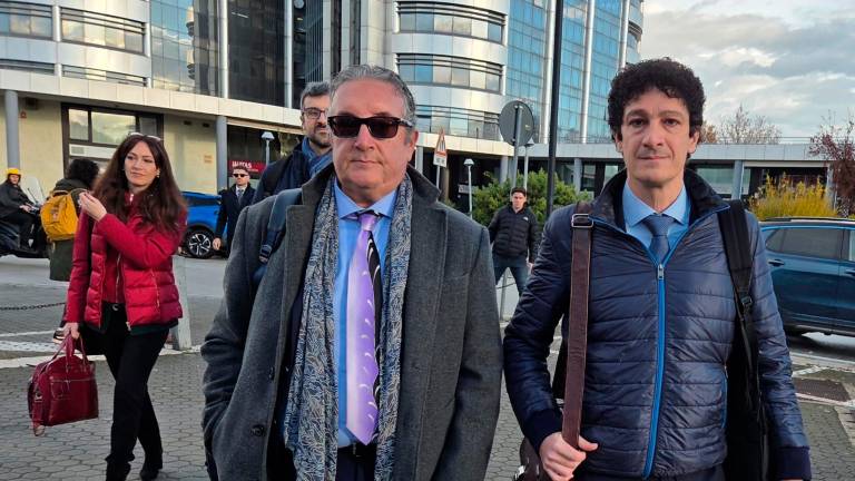 Giuliano Saponi con i suoi legali fuori dal tribunale (Migliorini)