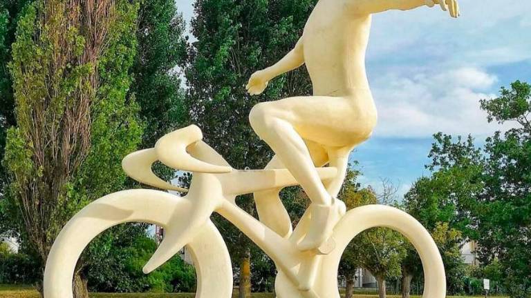 La statua che Rimini ha dedicato a Marco Pantani