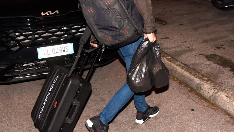 Delitto di Pierina a Rimini, la vicina tornata a casa dopo essere stata sentita per sei ore in Questura. Sequestrati gli abiti del marito