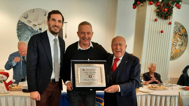 La consegna del premio Fair Play alla carriera a Claudio Fantini da parte del sindaco di Cesena Enzo Lattuca e del presidente onorario del Panathlon Club Cesena Pino Buda (foto Armuzzi)