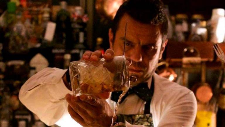 Rimini, dal barman Charles ecco il Tea Tonic la rivoluzione del cocktail tra infusi e miscele: “Tutto è nato da un regalo di mia sorella”