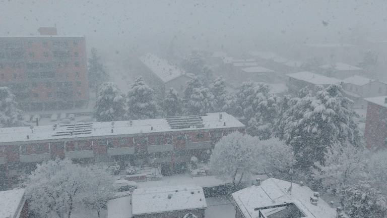 Imola si è svegliata sotto la neve spazzaneve in azione, la Fiaccola olimpica è attesa con un’ora di ritardo