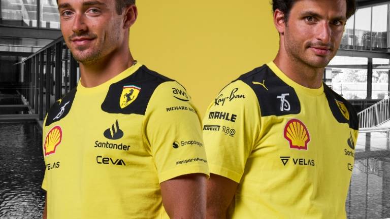 Formula Uno, i piloti Ferrari in maglia gialla scatenano il web: Ma chi sono, i minions?