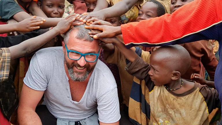 Stefano Vitali in una delle sue missioni in giro per il mondo