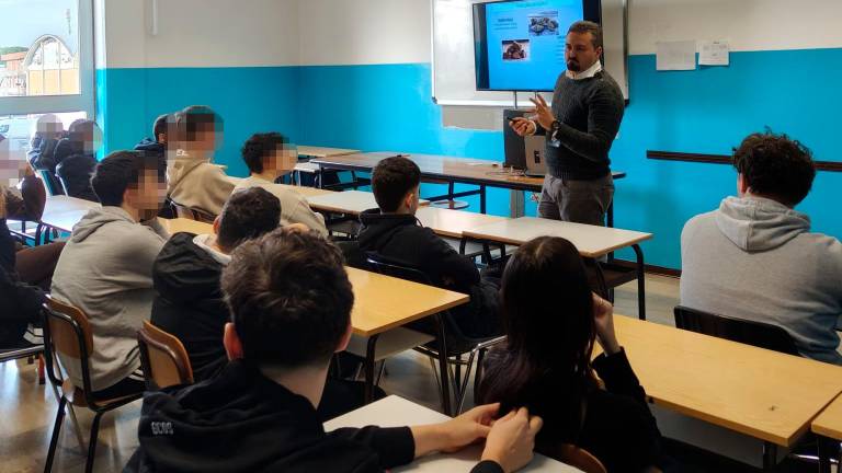 Rimini, danni dall’uso di stupefacenti: la Polizia incontra gli studenti del “Michelangelo”