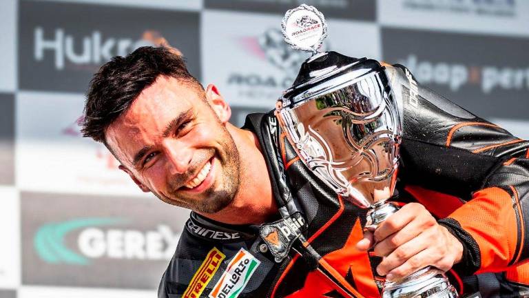 Nicola Samorì firma una grande scultura ispirata a Luca Salvadori