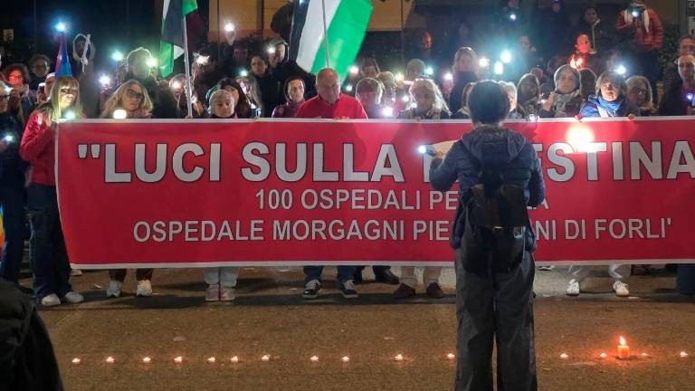 Forlì. Luci sulla Palestina davanti all’ospedale Morgagni-Pierantoni FOTO