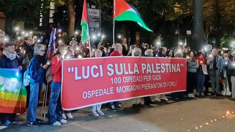 Forlì. Luci sulla Palestina davanti all’ospedale Morgagni-Pierantoni FOTO