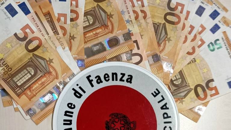 Faenza, dimentica al bar borsa con 3.000 euro