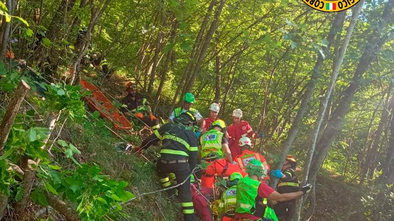 Forli, esce dal ristorante a Civitella e cade in un profondo canalone, soccorso un 76enne