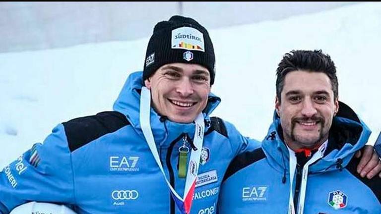 Sopra Lorenzo Bilotti, a destra, con Patrick Baumgartner, pilota dell’ItaliaIn alto il bob a 4 azzurro in azione alle Olimpiadi di Milano-Cortina