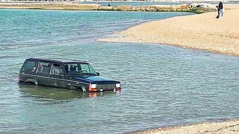 Tenta di guadare il fiume Conca a Cattolica ma la jeep si blocca