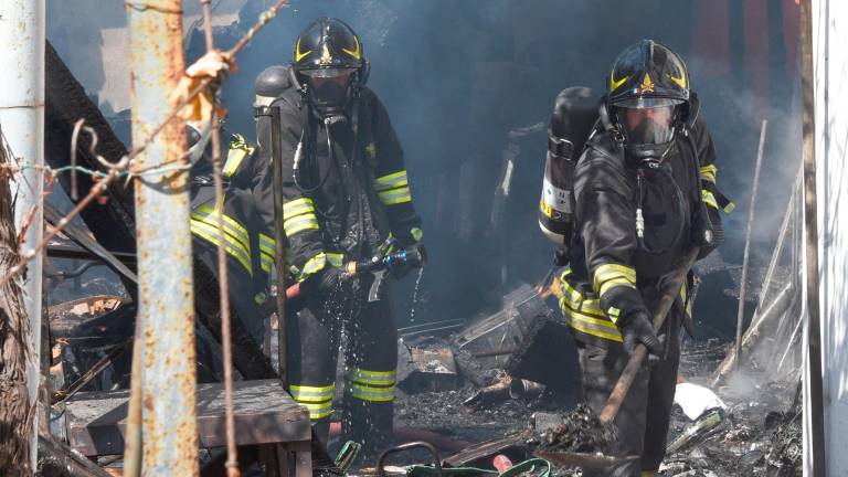 Rimini, incendio distrugge un capanno e danneggia un edificio vicino GALLERY