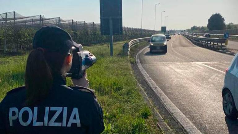 Forlì, guida il Tir in autostrada senza l’abilitazione sulla patente: mille euro di multa al camionista