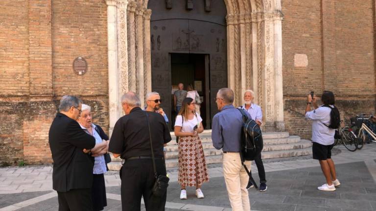 Cesena, completato il restauro della porta bronzea della Cattedrale