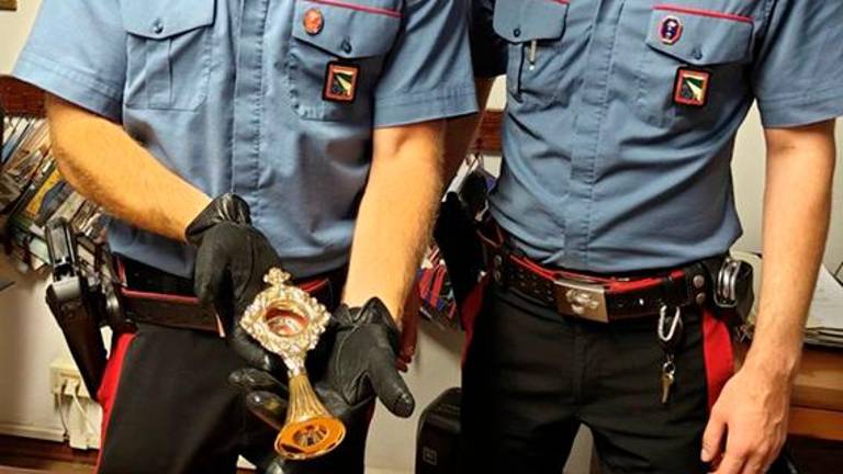 Cesena, ruba una reliquia per bisogno ma vale poco e la butta nei rifiuti. Incastrato dalle telecamere