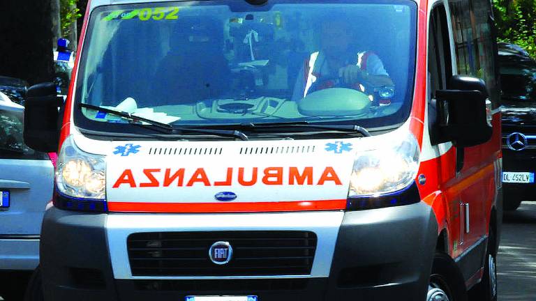 Si ribalta col trattore mentre lavora, Ferito un 58enne