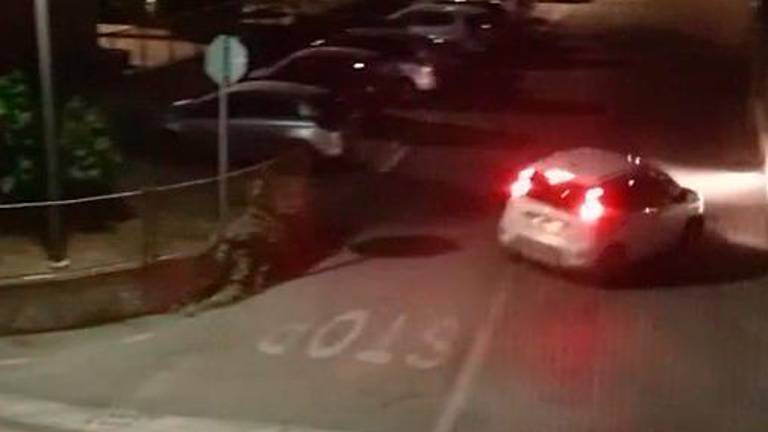 Saltano posto di blocco, inseguimento di notte della Polizia locale a Massa Lombarda lungo le vie del paese