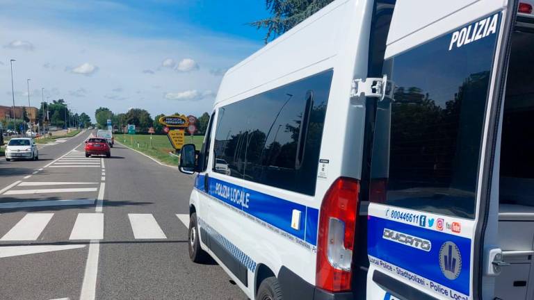 Un mezzo della polizia locale impegnato nei controlli