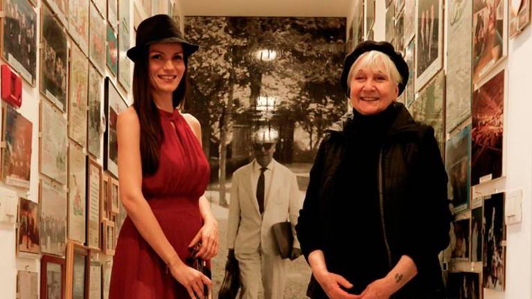 Desislava Kondova e Riccarda Casadei davanti a una foto di Secondo Casadei