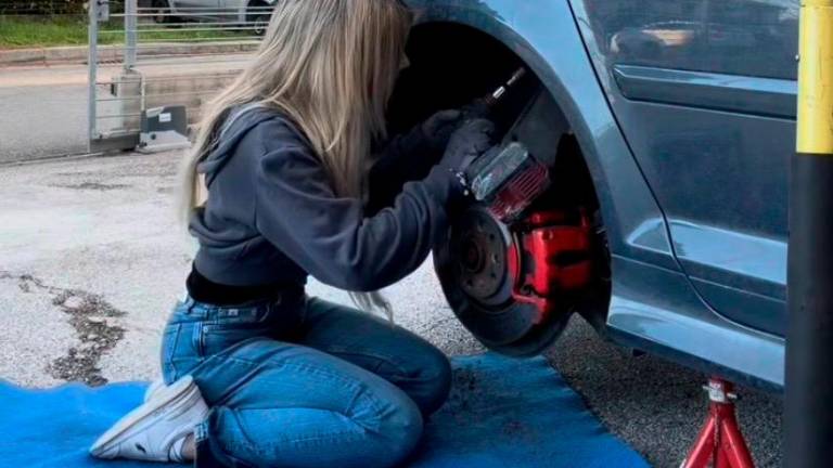Rimini, la ragazza meccanico spopola sul web e ora va in tv GALLERY