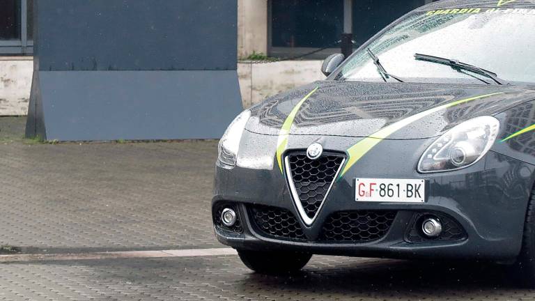 La Guardia di Finanza di fronte al tribunale di Rimini