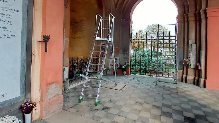 Lugo, al cimitero 33 nuove scale per 26mila euro