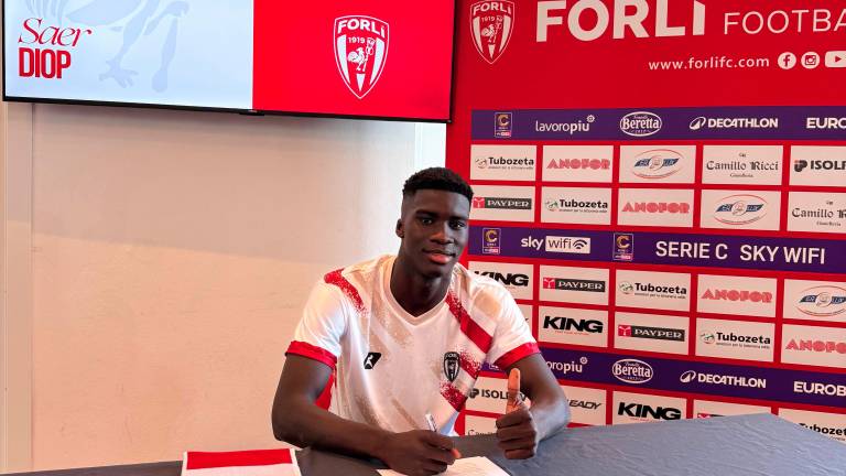 Saer Diop al momento della firma del contratto