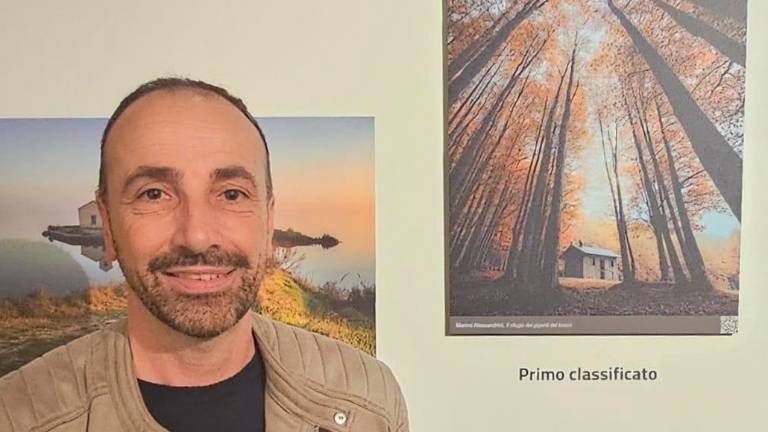 Marino Alessandrini in posa davanti alla sua opera