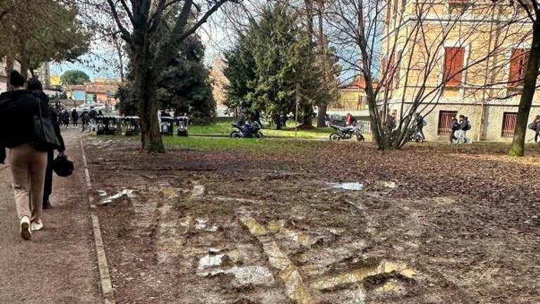 Lo sgradevole e pericoloso pantano attorno a quattro scuole