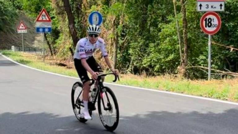 Tour de France, Pogacar in Romagna prova il Barbotto e il Carnaio e saluta i tifosi: “Viva la Romagna” VIDEO