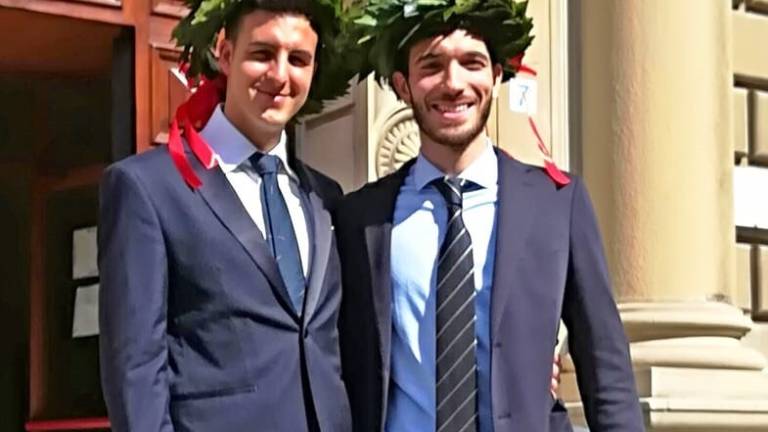 La laurea solidale di due ragazzi di Cesena diventa virale