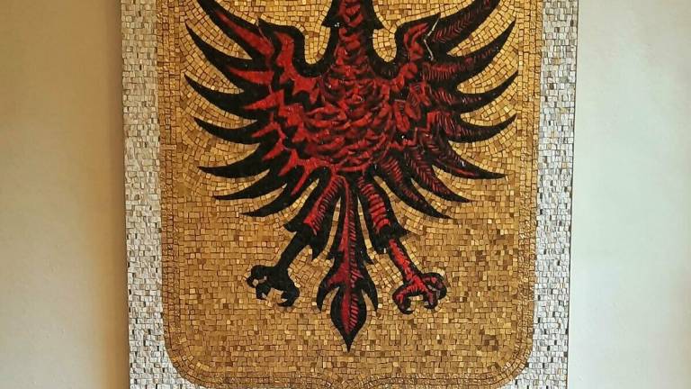 In mostra stemma in mosaico dei da Polenta realizzato da Luciana Notturni