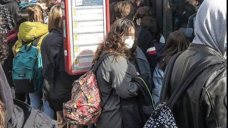 Covid. Viaggio sui bus tra Rimini e Riccione: studenti come sardine