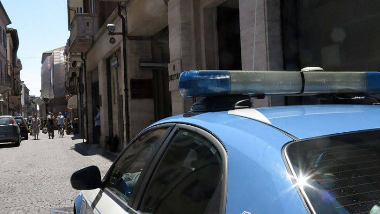 Rimini, cerca di disfarsi della droga nell'auto della polizia. Arrestato