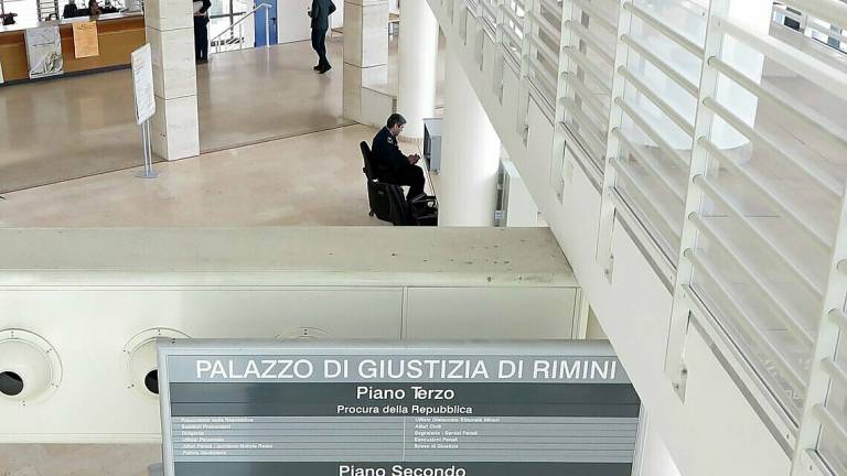 Entra in tribunale a Rimini con una pistola a gas: denunciato